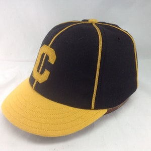 Cualquier letra de fieltro. Cualquier talla. Gorra de franela de lana negra y dorada de seis paneles con soutache dorado, visera de 5 cm y botón.