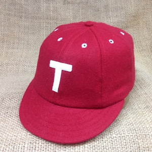 Cualquier letra en una gorra de lana roja de 8 paneles, visera 1910 de 2", se adapta a cualquier talla, cualquier logotipo de letra, banda de algodón para el sudor
