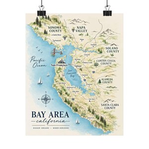 Pode incluir: Um mapa decorativo impresso da área da Baía de São Francisco na Califórnia, com ilustrações em estilo aguarela da costa, montanhas e florestas. Inclui etiquetas de condados, cidades, o Oceano Pacífico e o texto: BAY AREA california BIGGER DREAMS WIDER HORIZONS.