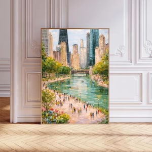 Può includere: Un dipinto a olio incorniciato raffigura un paesaggio urbano con alti edifici lungo un fiume. L'opera d'arte presenta un ponte, alberi e numerose figure che passeggiano lungo la riva. La tavolozza dei colori comprende blu, verdi, gialli e marroni.