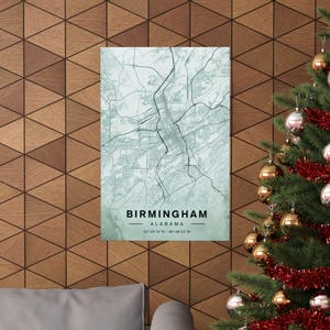 Op de afbeelding: Een rechthoekige wandkunstprint met een licht mintgroene kaart van Birmingham, Alabama. De kaart toont zwarte straatlijnen en geografische kenmerken. De tekst onderaan luidt BIRMINGHAM ALABAMA 33°39'12"N / 86°48'32"W.