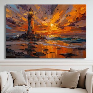 Op de afbeelding: Olieverfschilderij van een vuurtoren bij zonsondergang. Het kunstwerk toont een hoge, cilindrische vuurtoren op een rotsachtige kust, verlicht door een helder licht. De lucht is gevuld met levendige oranje en gele tinten, met vogels in vlucht.
