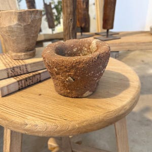 Rustieke antieke stenen vijzelkom kleine pot decoratief vaartuig accent handgemaakt uniek