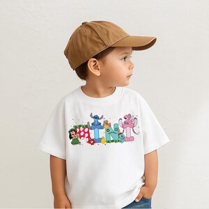 Puede incluir: Una taza de cer&aacute;mica blanca con un asa negra y el texto "But First, Coffee" en negro, en negrita. La taza est&aacute; sobre una superficie blanca.