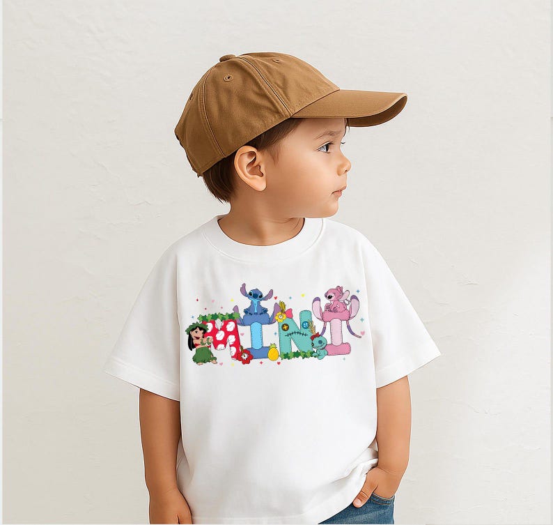 Puede incluir: Una taza de cer&aacute;mica blanca con un asa negra y el texto "But First, Coffee" en negro, en negrita. La taza est&aacute; sobre una superficie blanca.