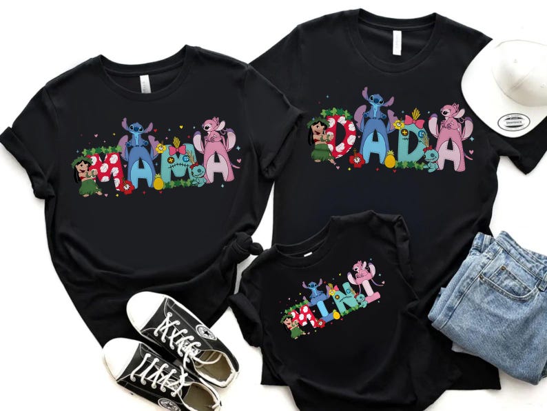 Puede incluir: Una taza de cer&aacute;mica blanca con un asa negra y el texto "But First, Coffee" en negro, con una fuente de estilo manuscrito. La taza est&aacute; sobre una superficie blanca.