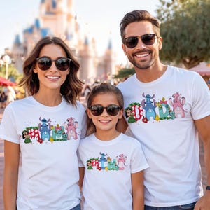 Puede incluir: Una taza de cer&aacute;mica blanca con un asa negra y el texto "But First, Coffee" en negrita negra. La taza se encuentra sobre un fondo borroso, sugiriendo un ambiente acogedor.