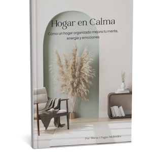 Puede incluir: Un libro titulado "Hogar en Calma" con texto en español. La portada presenta una escena de diseño de interiores con una silla, un jarrón con hierba de las pampas y una pequeña mesa auxiliar. El subtítulo trata sobre cómo un hogar organizado mejora la mente, la energía y las emociones.