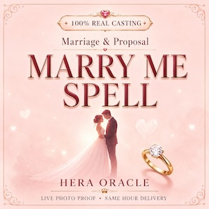 Könnte beinhalten: Eine hellrosa Grafik mit dem Text 100% REAL CASTING, Marriage & Proposal, MARRY ME SPELL und HERA ORACLE. Das Bild zeigt ein Paar in formeller Hochzeitskleidung und einen goldenen Verlobungsring mit einem runden Diamanten vor einem Herz-Hintergrund.