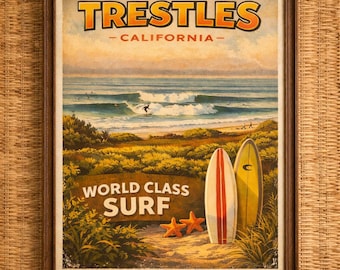 Könnte beinhalten: Gerahmtes Poster im Vintage-Stil mit dem Text "LOWER TRESTLES - CALIFORNIA" in Orange. Das Bild zeigt eine Strandszene mit Surfern, zwei Surfbrettern und den Worten "WORLD CLASS SURF".