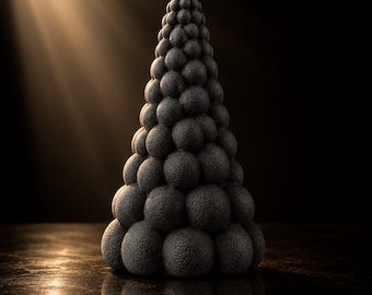 Op de afbeelding: Een kegelvormig sculptuur bestaande uit talloze donkergrijze bollen van verschillende groottes die in een piramidevorm zijn gestapeld. Het oppervlak van elke bol heeft een korrelige textuur en het object wordt verlicht door één lichtbron.