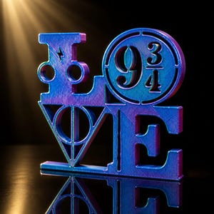 Könnte beinhalten: Eine 3D-gedruckte Skulptur, die das Wort LOVE in einem Farbverlauf von Blau und Lila buchstabiert. Der Buchstabe L zeigt einen Blitz, das O enthält die Zahl 9 3/4, das V zeigt ein dreieckiges Symbol und das E ist ein massiver Blockbuchstabe.