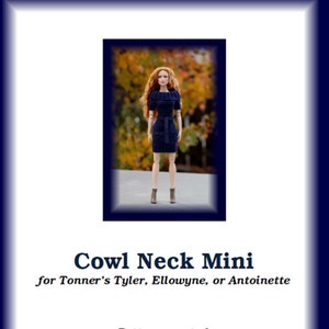 Może przedstawiać: Niebieska mini sukienka z dekoltem typu cowl dla lalki. Sukienka ma pasek i jest stylizowana z brązowymi butami. Lalka ma długie rude włosy. Tekst na obrazku brzmi "Cowl Neck Mini for Tonner's Tyler, Ellowyne, or Antoinette Pattern created by Becky Colvin © 2012".