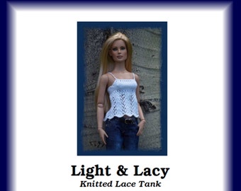 Pode incluir: Um top branco de renda de crochê com um padrão delicado. O top está estilizado em uma boneca com cabelo loiro e jeans azul. O texto "Light & Lacy Knitted Lace Tank" é exibido abaixo da imagem. O texto "Sized for Tyler & Ellowyne by Robert Tonner" é exibido abaixo do título do top. O texto "Pattern created by Becky Colvin © 2007" é exibido na parte inferior da imagem.