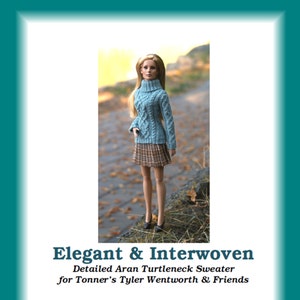 Op de afbeelding: Een blauwe trui met een rolkraag en een kabelbreipatroon, gedragen door een pop met blond haar. De trui wordt gecombineerd met een geruite rok. De afbeelding bevat de tekst "Elegant & Interwoven", "Detailed Aran Turtleneck Sweater", "for Tonner's Tyler Wentworth & Friends", "Pattern created by Becky Colvin" en "© 2011".