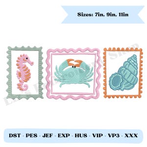Könnte beinhalten: Drei gestickte Designs mit Meeresbewohnern: ein Seepferdchen, eine Krabbe und eine Muschel. Jedes Design ist mit einem dekorativen Rahmen versehen. Das Seepferdchen ist rosa und orange, die Krabbe ist blau und orange, und die Muschel ist blau und orange. Größen: 17,8 cm, 22,9 cm, 27,9 cm.