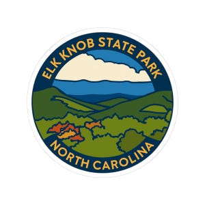 Peut inclure: Un autocollant circulaire représentant un paysage du parc d'État d'Elk Knob en Caroline du Nord. Le design comprend des collines vertes, un ciel bleu avec un nuage blanc et le nom du parc dans un bord incurvé bleu foncé.