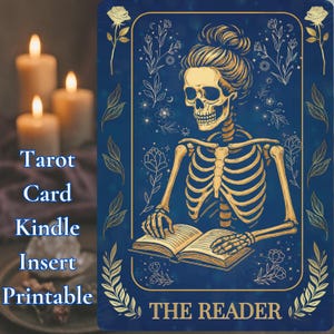 Puede incluir: Una carta de tarot rectangular que muestra un esqueleto dorado con un moño leyendo un libro abierto sobre un fondo azul oscuro. La carta está decorada con motivos florales dorados y el texto THE READER en la parte inferior.