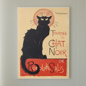 Könnte beinhalten: Vintage-Poster mit einer schwarzen Katzen-Silhouette, den Worten "Tournée du Chat Noir" und "Rodolphe Salis" in Rot und Schwarz. Die Katze befindet sich vor einem cremefarbenen Hintergrund mit einem roten Banner.