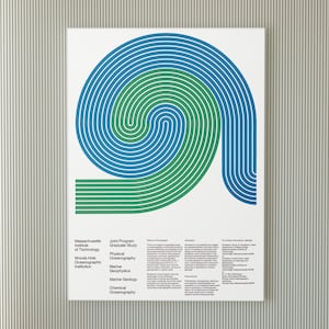 Può includere: Un poster con un design a spirale blu e verde. Il poster include il testo "Massachusetts Institute of Technology" e "Woods Hole Oceanographic Institution". Elenca anche "Joint Program Graduate Study" e campi correlati.