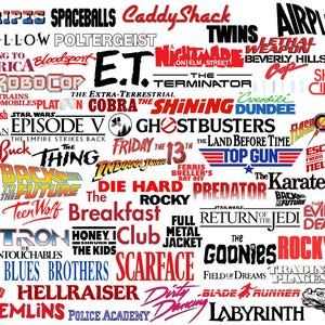 以下が含まれることがあります： E.T.、ゴーストバスターズ、トップガン、バック・トゥ・ザ・フューチャー、ターミネーター、ダイ・ハード、スカーフェイスなど、1980年代の様々な映画タイトルが多様なフォントと色で配置された白い背景のコラージュデザイン。