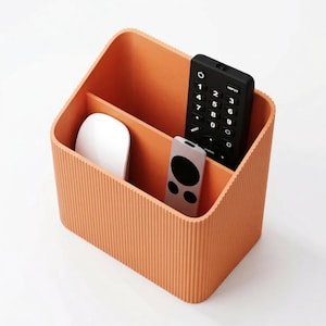 Soporte vertical para control remoto y bandeja de almacenamiento de diseño - Organizador de sala de estar acanalado - Soporte para gafas y TV (impresión 3D mate)