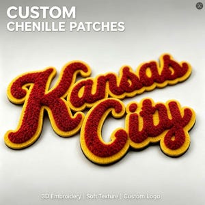 Può includere: Una toppa in ciniglia personalizzata con la scritta Kansas City in corsivo. Le lettere sono rosso scuro con un bordo giallo spesso e un contorno nero. Il testo CUSTOM CHENILLE PATCHES e 3D Embroidery | Soft Texture | Custom Logo è visibile.