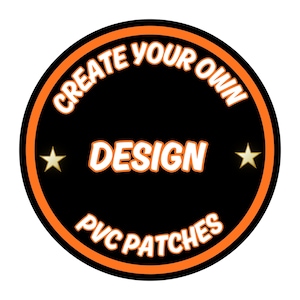 Puede incluir: Diseño de parche de PVC negro circular con texto naranja y blanco que dice "CREATE YOUR OWN DESIGN PVC PATCHES". El parche tiene un borde naranja y dos estrellas doradas.