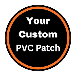 Puede incluir: Un parche de PVC redondo y negro con un borde naranja. El texto "Your Custom PVC Patch" se muestra en blanco, en negrita, centrado dentro del círculo negro. El parche está diseñado para la personalización.