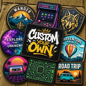 Puede incluir: Una colección de parches de diversas formas con diseños variados que incluyen un paisaje de montaña, una máquina recreativa retro, una cabeza de lobo, una galaxia, un globo aerostático, un casete, un circuito impreso y una furgoneta.