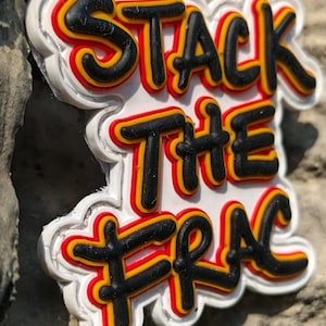 Może przedstawiać: Biała grafika z napisem "STACK THE FRAC" w kolorze czarnym, czerwonym i żółtym. Tekst ma efekt 3D. Tło jest teksturowane.