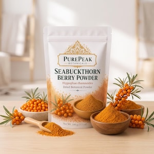 Może przedstawiać: Biała torebka stojąca z proszkiem z owoców rokitnika PurePeak Botanicals, Hippophae rhamnoides, z etykietą Net Wt. 100 g. Torebka jest otoczona małymi drewnianymi miseczkami wypełnionymi pomarańczowym proszkiem i świeżymi owocami rokitnika.