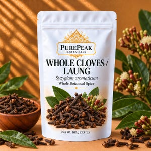 Puede incluir: Una bolsa blanca vertical de clavos de olor enteros PurePeak Botanicals, Syzygium aromaticum, con logotipo y texto en dorado. La etiqueta muestra un montón de clavos de olor de color marrón oscuro y hojas verdes. Peso neto 100 g.