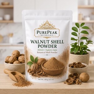 Peut inclure: Un sachet blanc debout de poudre de coquille de noix PurePeak Botanicals avec un poids net de 100 g. L'étiquette présente du texte, un graphique d'un bol en bois rempli de poudre brune, des noix entières et des feuilles vertes.