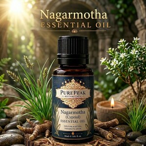 Pode incluir: Um frasco de vidro âmbar de 30ml de óleo essencial de Nagarmotha (Cypriol) da PurePeak Botanicals com tampa preta. O rótulo apresenta texto dourado e um emblema decorativo, indicando 100% pure and natural therapeutic grade, 30ml.