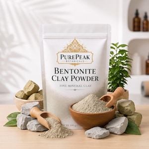 Könnte beinhalten: Ein weißer Beutel mit der Aufschrift PurePeak Botanicals Bentonite Clay Powder Fine Mineral Clay Net Wt. 100 g. Der Beutel ist umgeben von hellgrünen Tonstücken, einer Holzschale mit Tonpulver und einer kleinen Holzschaufel.
