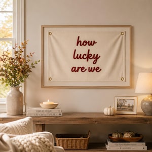 "Handgefertigtes besticktes Banner ""How Lucky Are We"", Chenille-Stoff, Wandbehang, Hochzeitsgeschenk, rustikale Dekoration, Jubiläumsschild."