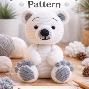 Może przedstawiać: Na zdjęciu amigurumi polarnego misia, białego z szarymi akcentami na uszach i łapach. Obraz zawiera tekst "Crochet Polar Bear Pattern" i "PDF Amigurumi Tutorial."