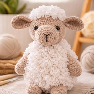 Puede incluir: Un amigurumi de oveja de ganchillo con el texto "FLUFEY AMIGURUMI SHEEP - CROCHET PATTERN". La oveja tiene cuerpo, cabeza y patas beige, con un cuerpo lanoso blanco y esponjoso. La oveja está sentada sobre una tela beige.