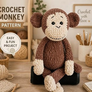 Può includere: Una scimmia all'uncinetto fatta a mano nei toni del marrone e del crema. Il peluche ha una faccia sorridente ed è seduto. L'immagine include il testo "CROCHET MONKEY PATTERN" e "EASY & FUN PROJECT".