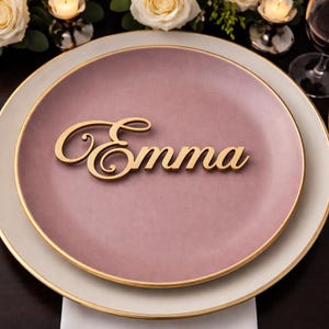 Può includere: Un set di tre tazze in ceramica con finitura opaca e macchiettata. Le tazze sono nei toni del crema, grigio chiaro e grigio scuro. Ogni tazza ha un design semplice e minimalista e un manico arrotondato.