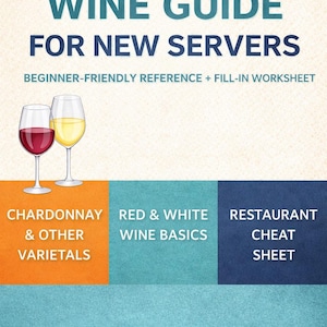 以下が含まれることがあります： 白いセラミックマグカップ、黒いハンドル、手書き風の「But First, Coffee」の文字。マグカップは白い表面に置かれています。マグカップの高さは10cmです。