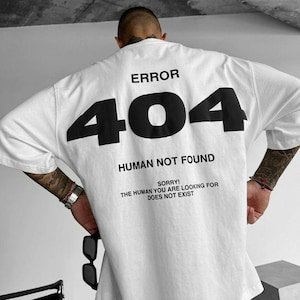 Camiseta con el mensaje "Error 404 Human Not Found", camiseta divertida para programadores, camiseta con humor tecnológico, camiseta gráfica para nerds y geeks, camiseta con cita sarcástica.
