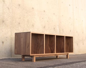 Banc d'entrée Warner, 54 po. l, bois massif fabriqué à la main, rangement pour disques vinyles (illustré en noyer)