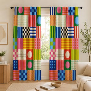 Puede incluir: Dos cortinas de ventana con un vibrante diseño de patchwork de cuadrados y rectángulos coloridos. El patrón incluye varios motivos geométricos como tableros de ajedrez, rayas, cuadrículas y círculos sólidos en tonos brillantes de rojo, azul, amarillo y verde.