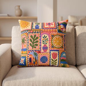 Peut inclure: Un coussin carré orné d'un collage vibrant et multicolore d'illustrations rectangulaires rappelant des timbres-poste. Le motif comprend un soleil, des plantes en pot, un palmier sur une plage, une tranche d'agrume, un coquillage, une tulipe et des bâtiments.