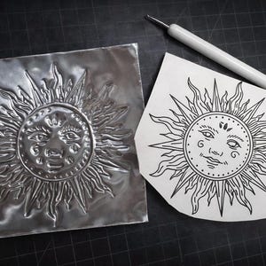 Wzór tłoczenia na folii aluminiowej w stylu gotyckim „Celestial” – do pobrania w wersji cyfrowej (US Letter) zdjęcie 4