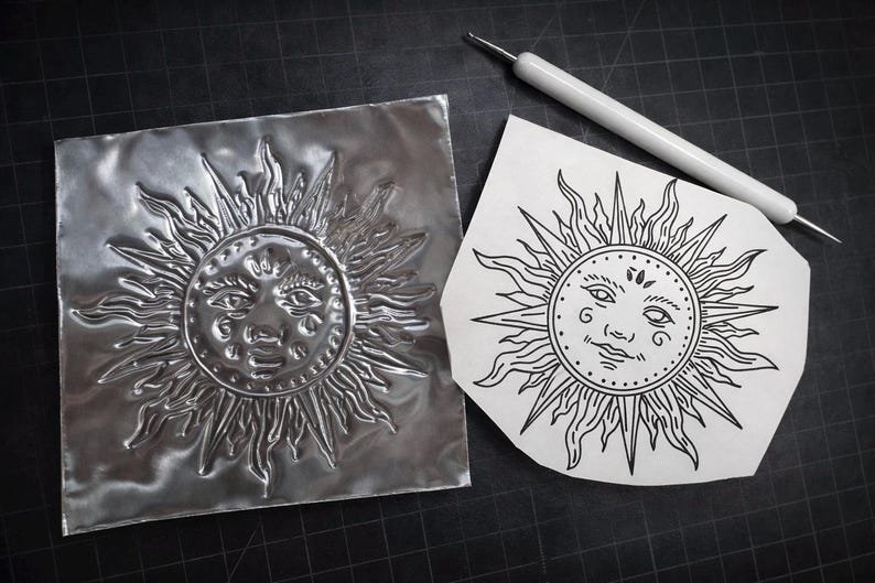 Wzór tłoczenia na folii aluminiowej w stylu gotyckim „Celestial” – do pobrania w wersji cyfrowej (US Letter) zdjęcie 4