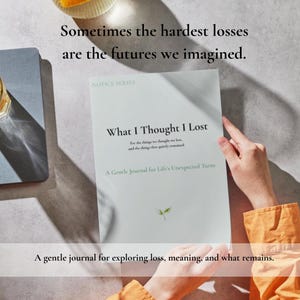 以下が含まれることがあります： Notice Seriesの白いジャーナル。表紙には「What I Thought I Lost, A Gentle Journal for Life's Unexpected Turns」、「Sometimes the hardest losses are the futures we imagined」という文字と、小さな緑の葉のイラストが描かれています。