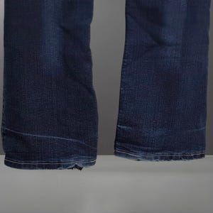 Pantalones vaqueros Wrangler de corte bota, lavado oscuro, con costuras rosas, talla 11/12 x 34 para mujer. imagen 4